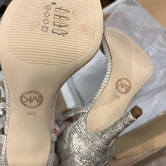 Michael Kors Simone mid sandal metallic embossed leather size 6 new in box - Picture 3 of 6